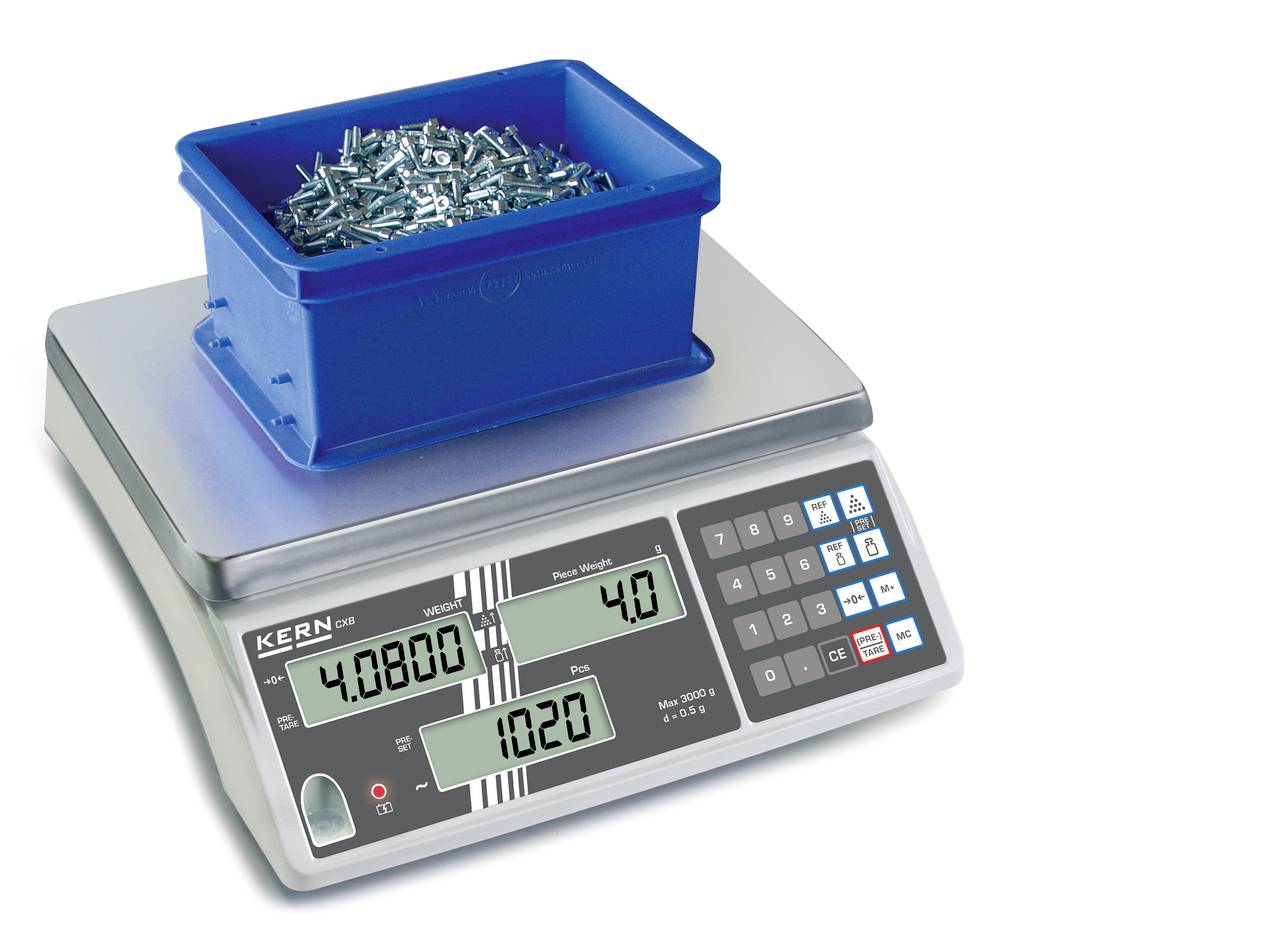 Digitale Waage zeigt 4,0800 kg und 1020 Stück eines blauen Behälters mit Metallteilen.