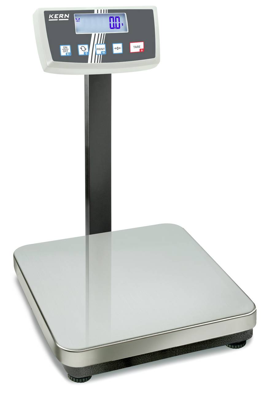 Elektronische Waage mit digitalem Display auf Ständer. Das Display zeigt '00' an. Waage hat eine große, flache Plattform zum Wiegen.