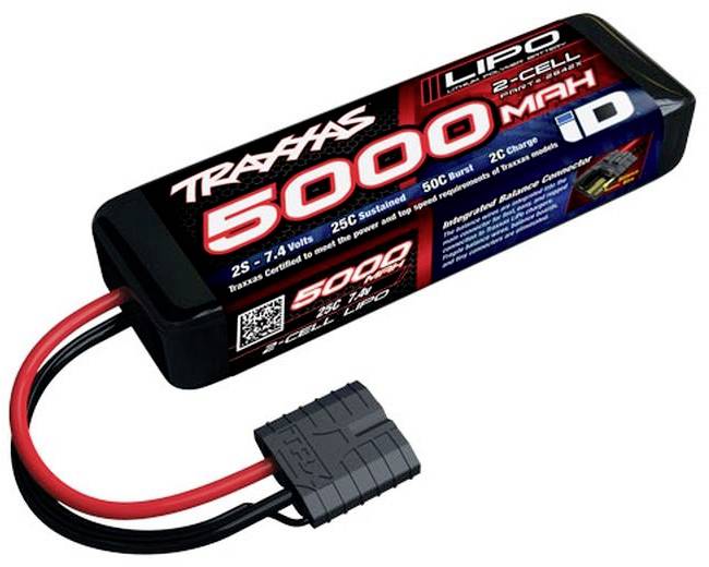 Ein schwarzer Traxxas Lipo-Akku mit '5000 mAh' Aufschrift, 7,4 Volt, rotes und schwarzes Kabel mit Stecker.