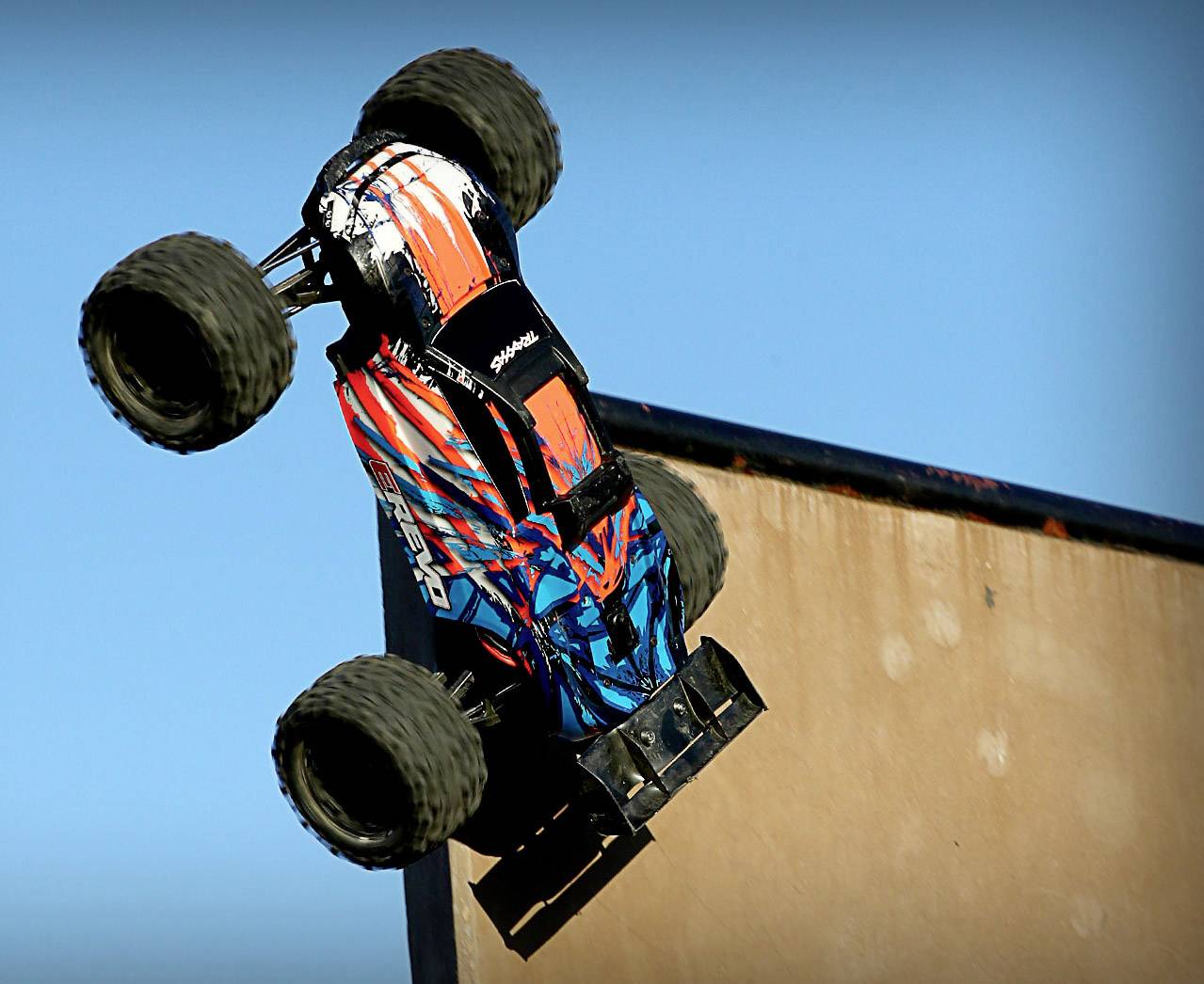 Traxxas E-Revo BL 2.0 4x4 VXL Orange Brushless 1:10 RC Modellauto Elektro Monstertruck Allradantrieb (4WD) RtR 2,4GHz