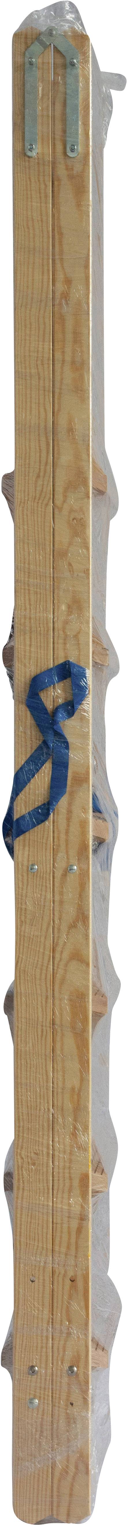 Ein langes, hölzernes Brett mit angebrachten Metallhaken; ein blaues Seil ist locker darum gewickelt.