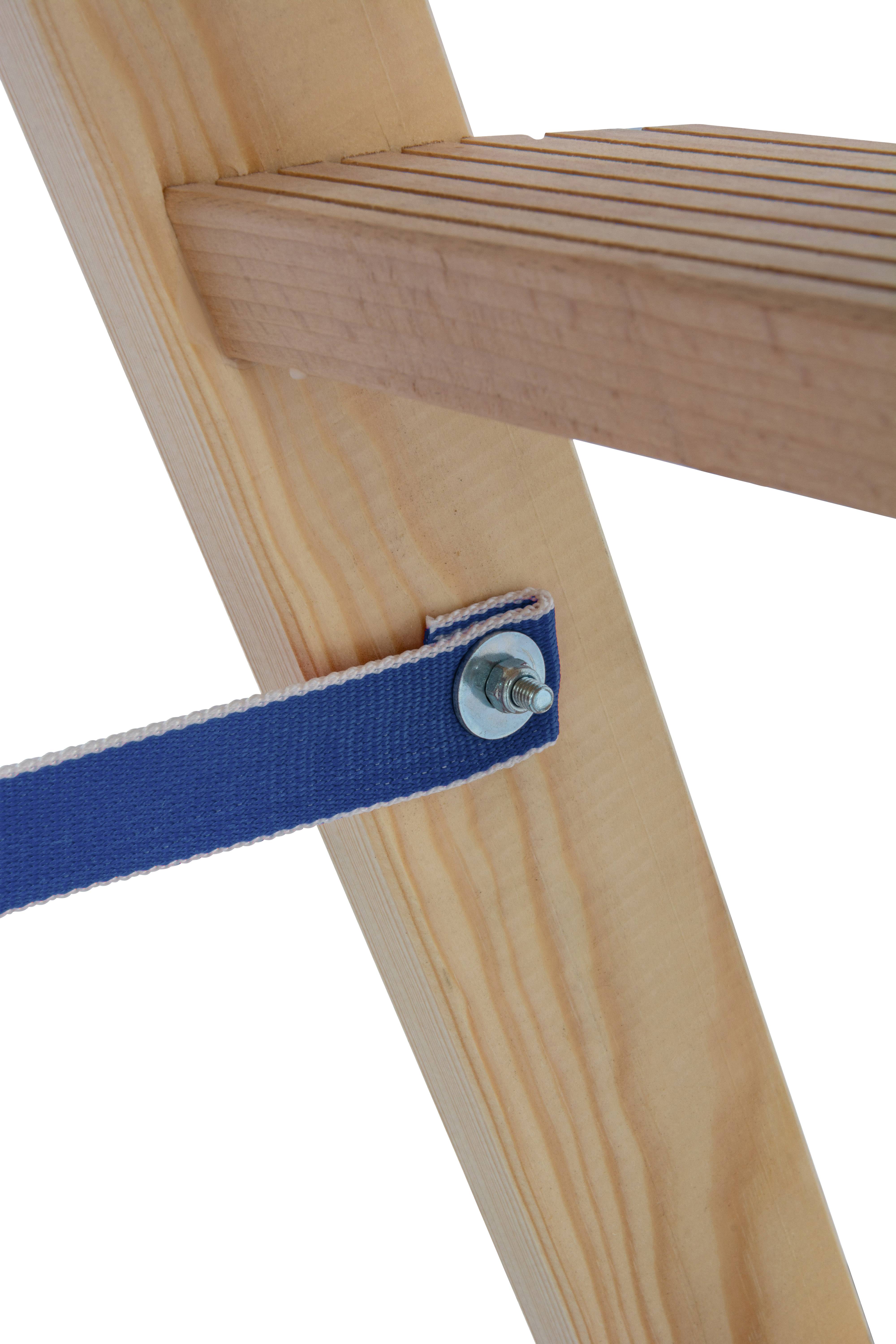 Holzleiter mit blauer Sicherheitsgurtbefestigung an einer Sprosse.