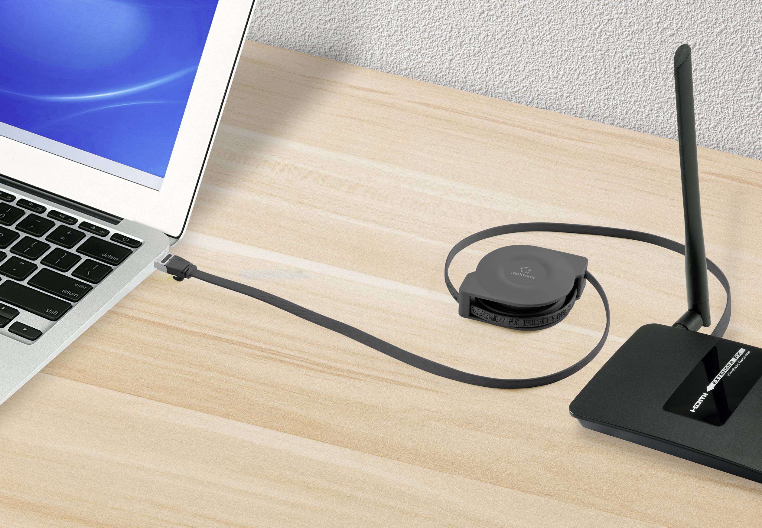 Laptop mit USB-Kabel an einen WLAN-Router mit Antenne angeschlossen.