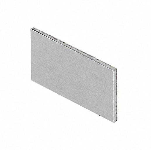 Ein rechteckiges, flaches Metallstück, silberfarben, diagonal in der Bildmitte.