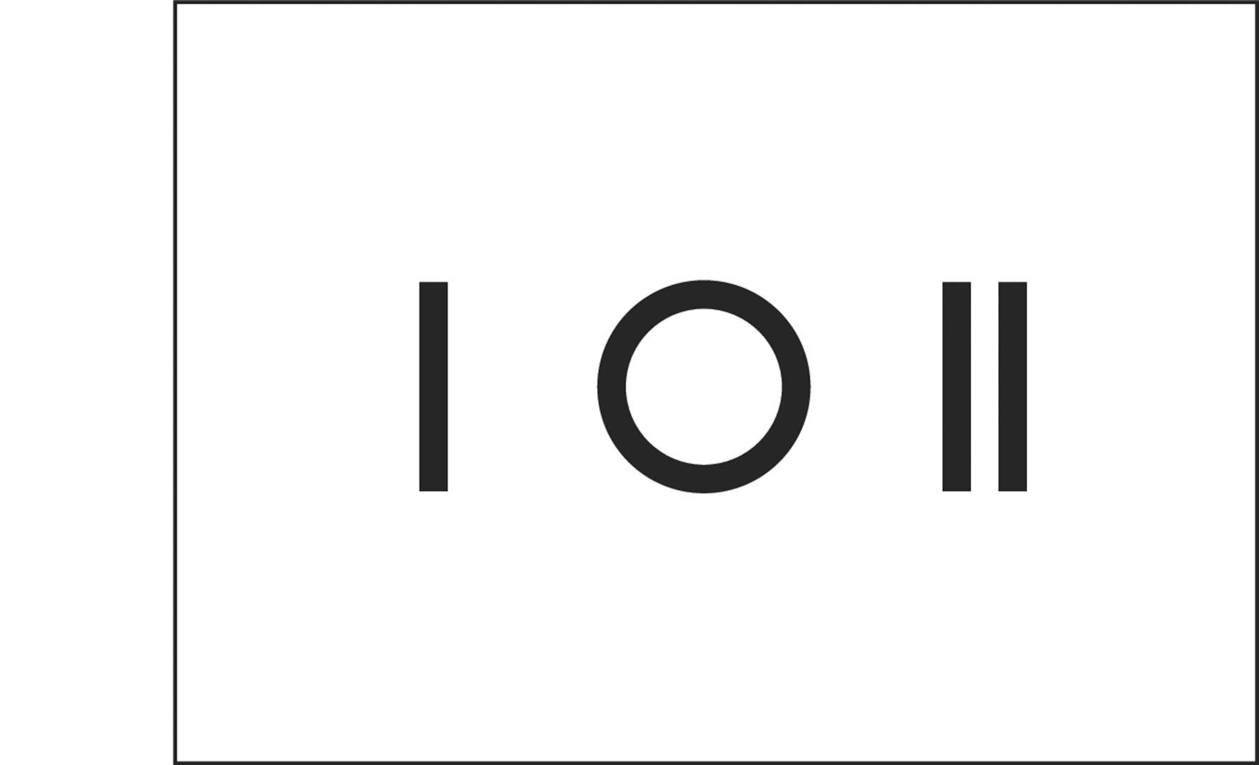 Drei schwarze Balken, kreisförmig angeordnet, auf weißem Hintergrund. Darstellung eines minimalistischen Designs.