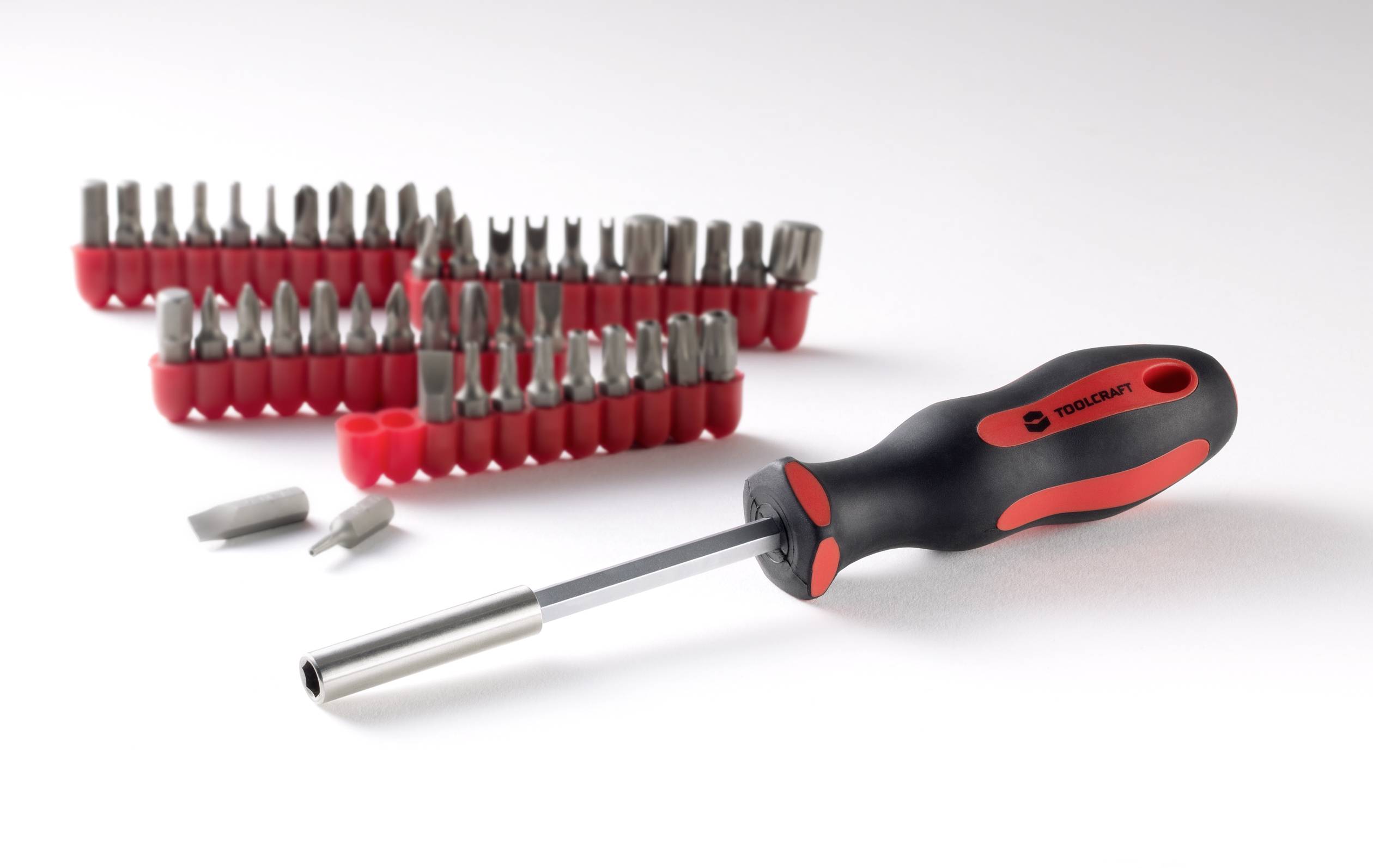 Schraubendreher mit Bitsatz und rotem Griff, daneben zwei Bit-Halter mit verschiedenen Bits. Ideal für vielseitige Schraubarbeiten.