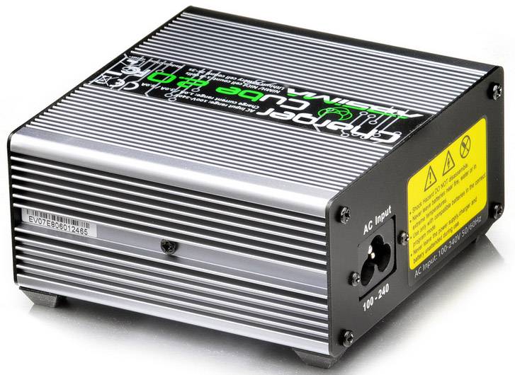 Ein silbernes, quaderförmiges Ladegerät mit schwarzen Streifen und gelbem Warnhinweis, geeignet für AC-Eingang 100-240V.