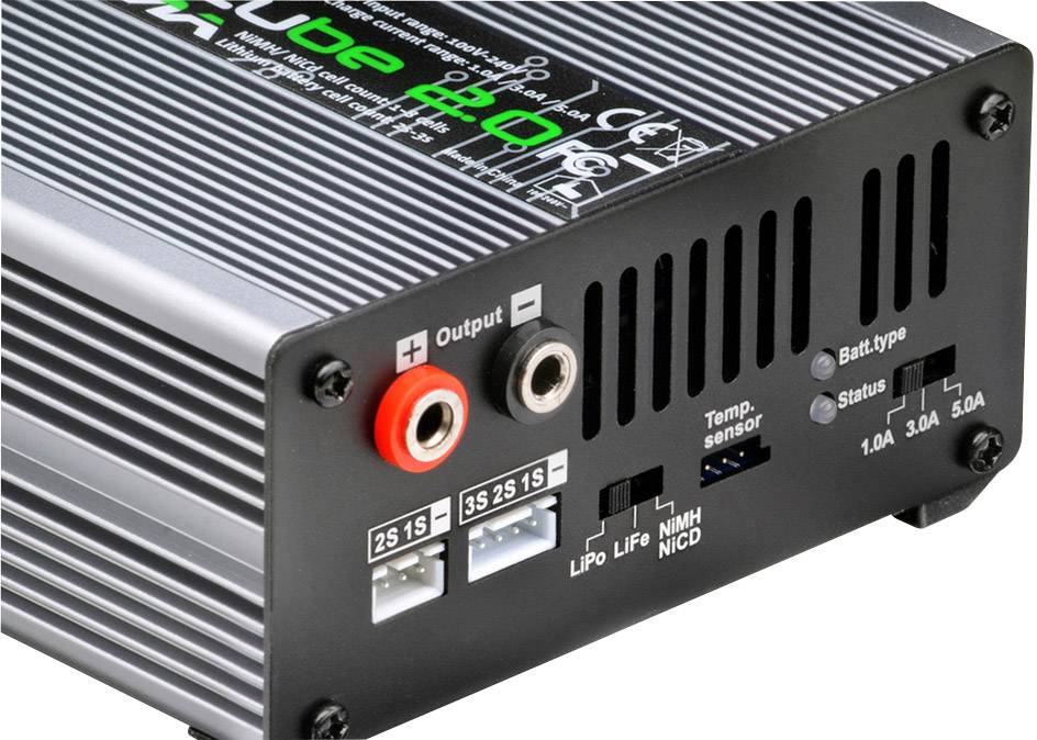 Grauer Ladegerät mit zwei Ausgängen, Auswahl an Batteriearten, Temperatur- und Statusanzeigen, geeignet für LiPo und NiMH.