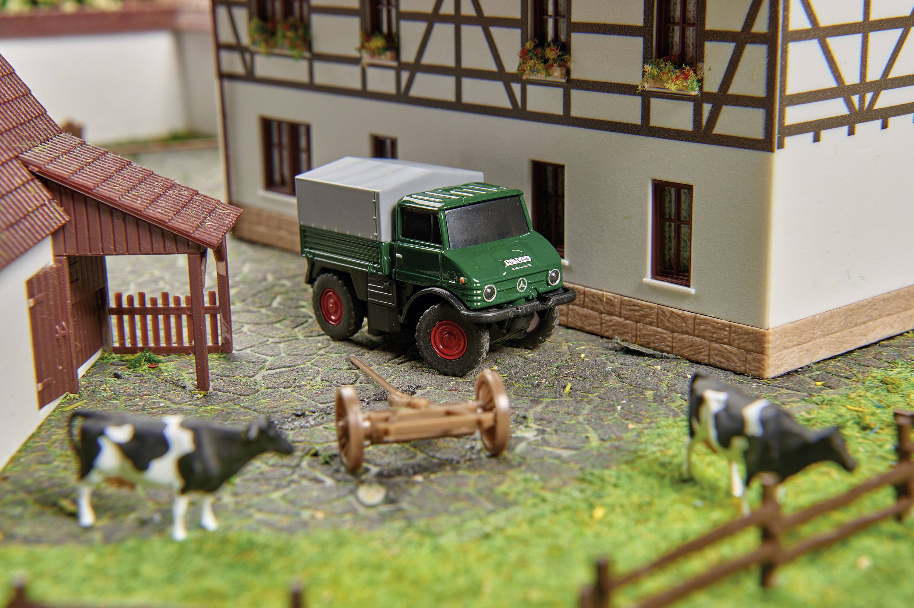 Carson Modellsport 500504126 Unimog U406 Forst 1:87 RC Modell-LKW Elektro Landwirtschaftsfahrzeug
