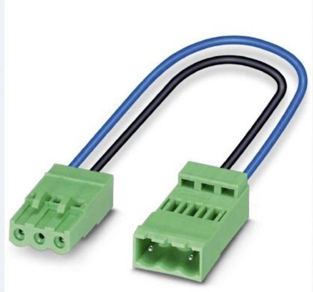 Zwei grüne Steckverbinder mit blauen und schwarzen Kabeln, die verbunden sind, zeigen eine elektrische Verbindung oder Verkabelung.