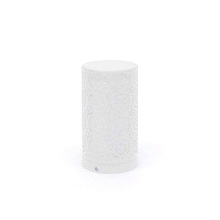 Weiße, zylindrische Tischlampe mit dekorativem Muster, geeignet für modernes Interieur.