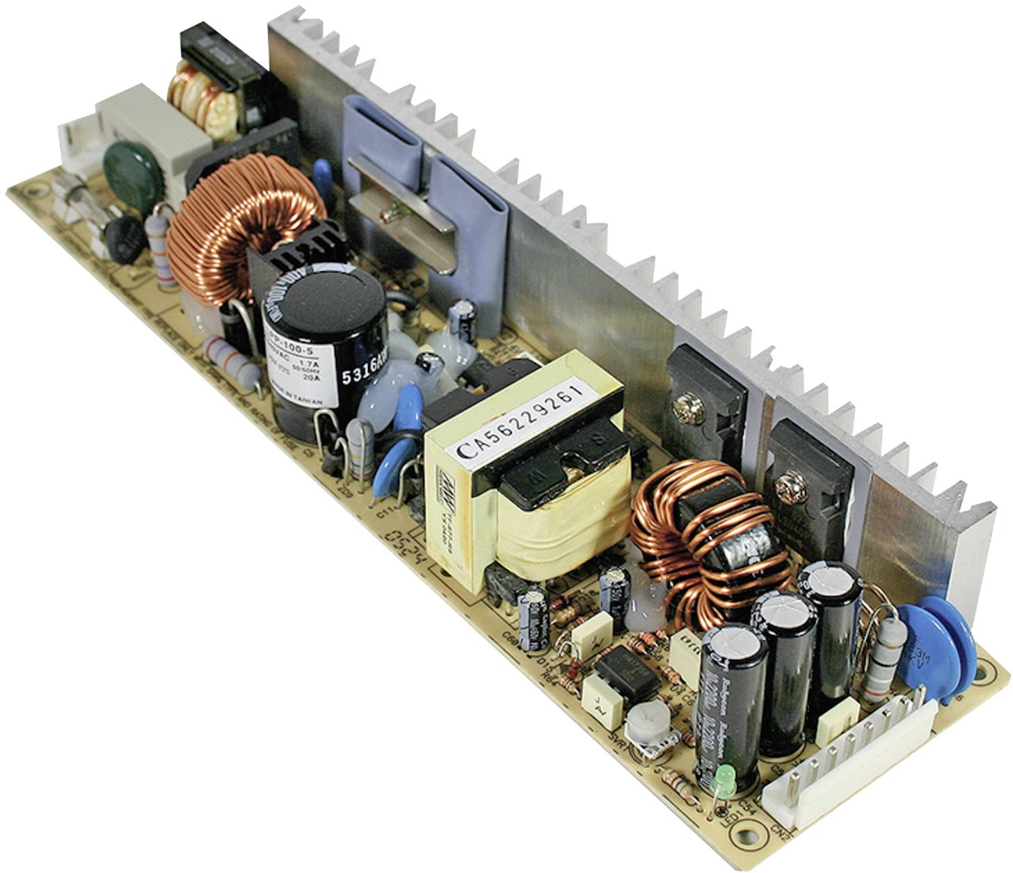 Eine Leiterplatte eines Netzteils mit verschiedenen elektronischen Bauteilen wie Spulen, Kondensatoren und Kühlkörper.