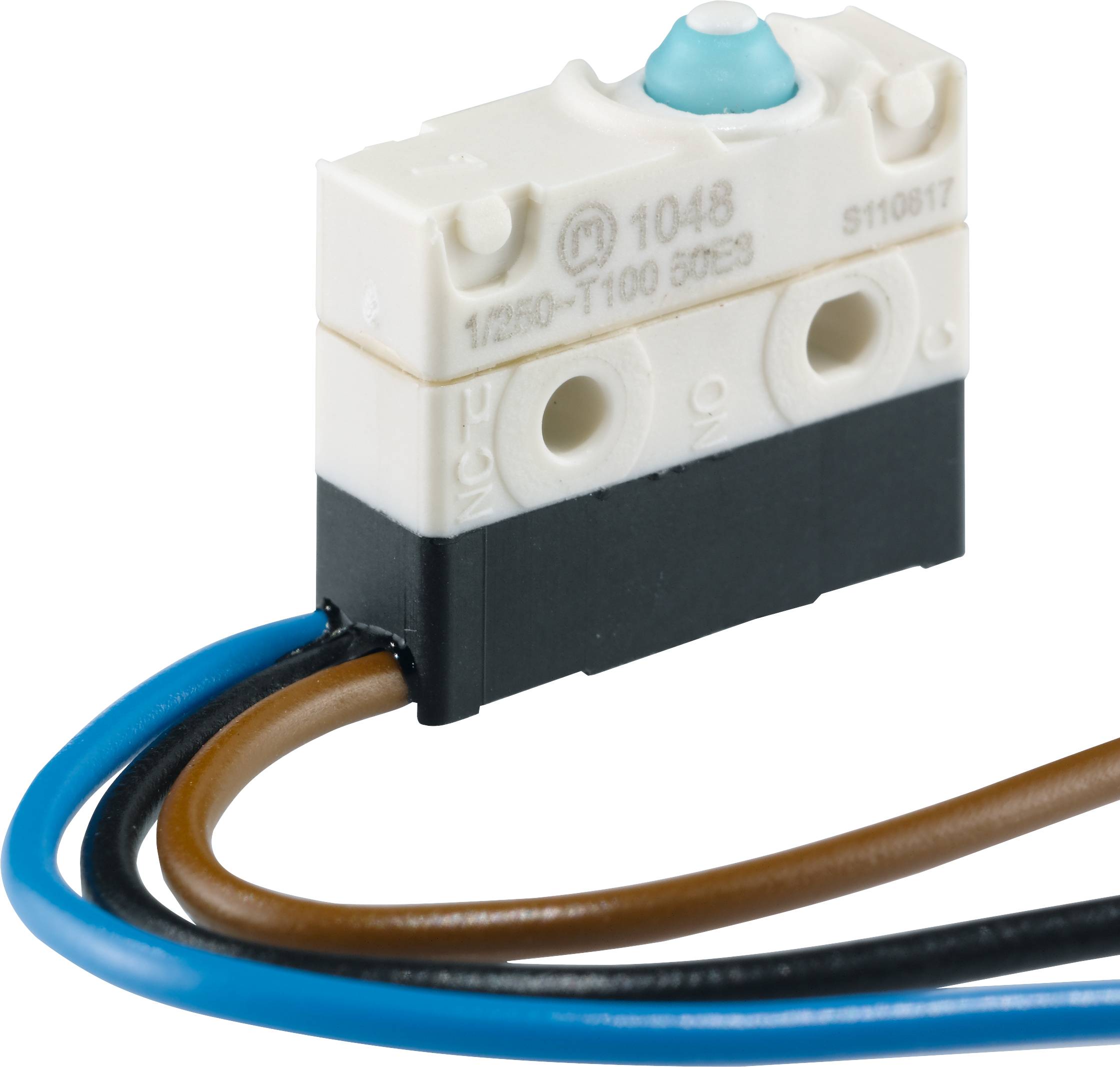 Ein kleiner, rechteckiger Mikroschalter mit zwei Drähten. Oben befindet sich ein blauer Druckknopf. Geeignet für elektrische Anwendungen.