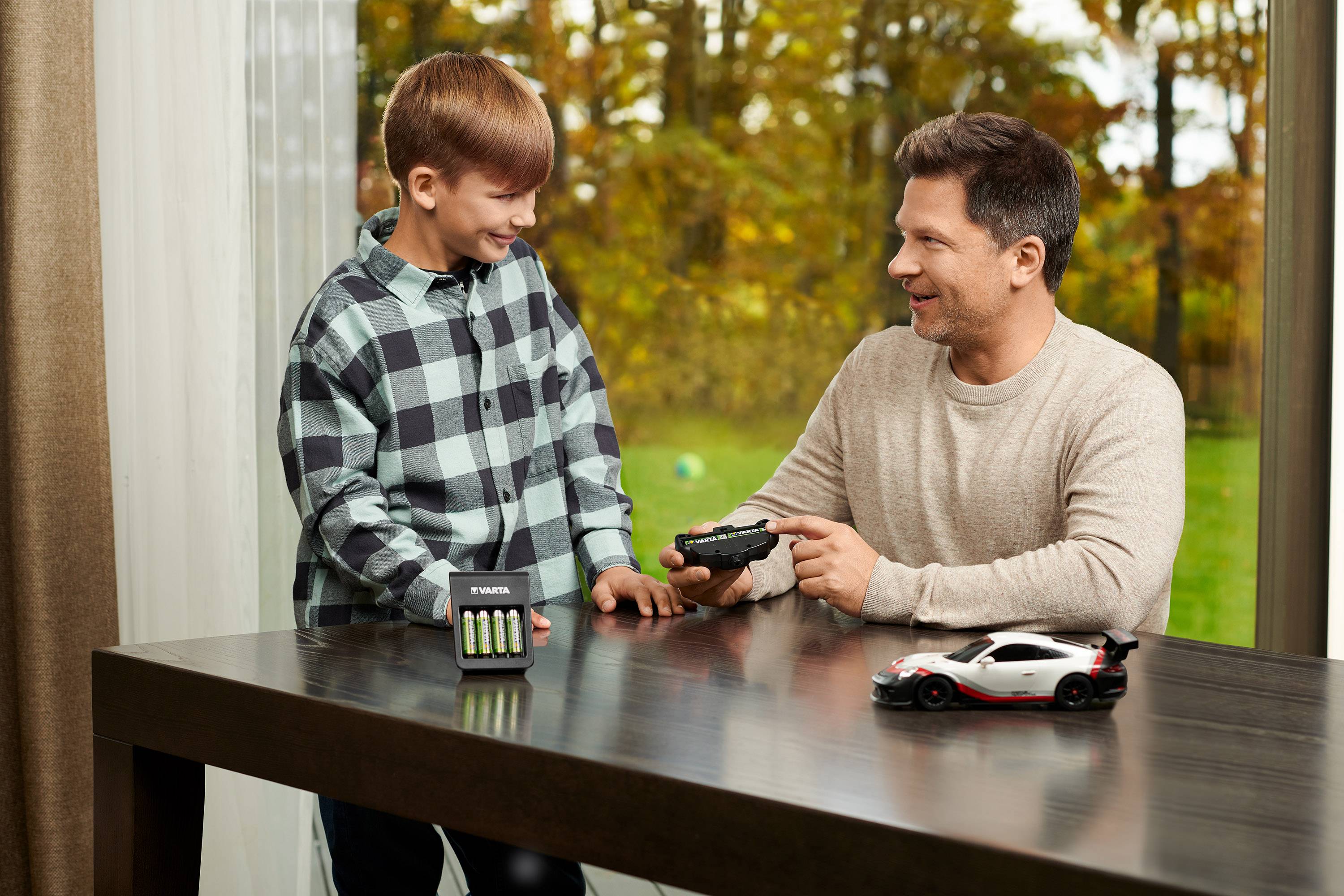 Varta LCD Plug Charger+ 4x 56706 Rundzellen-Ladegerät NiMH Micro (AAA), Mignon (AA), 9 V Block