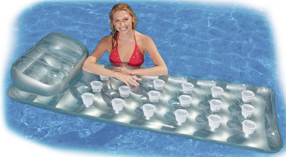 Frau in rotem Bikini im Pool, lehnt sich an eine aufblasbare Luftmatratze mit Getränkehaltern, die im Wasser schwimmt.