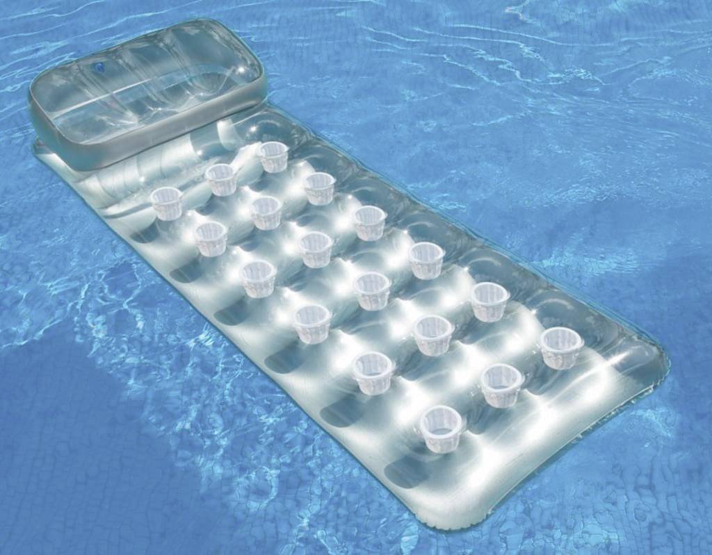 Aufblasbare Luftmatratze schwimmt im Poolwasser.