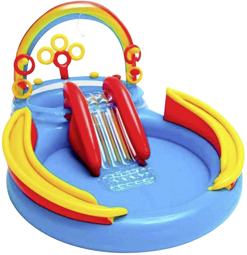 Aufblasbares Kinderplanschbecken mit Rutsche, bunter Regenbogenbogen, gelbe Ringe und Wasserspiel für Sommeraktivitäten.