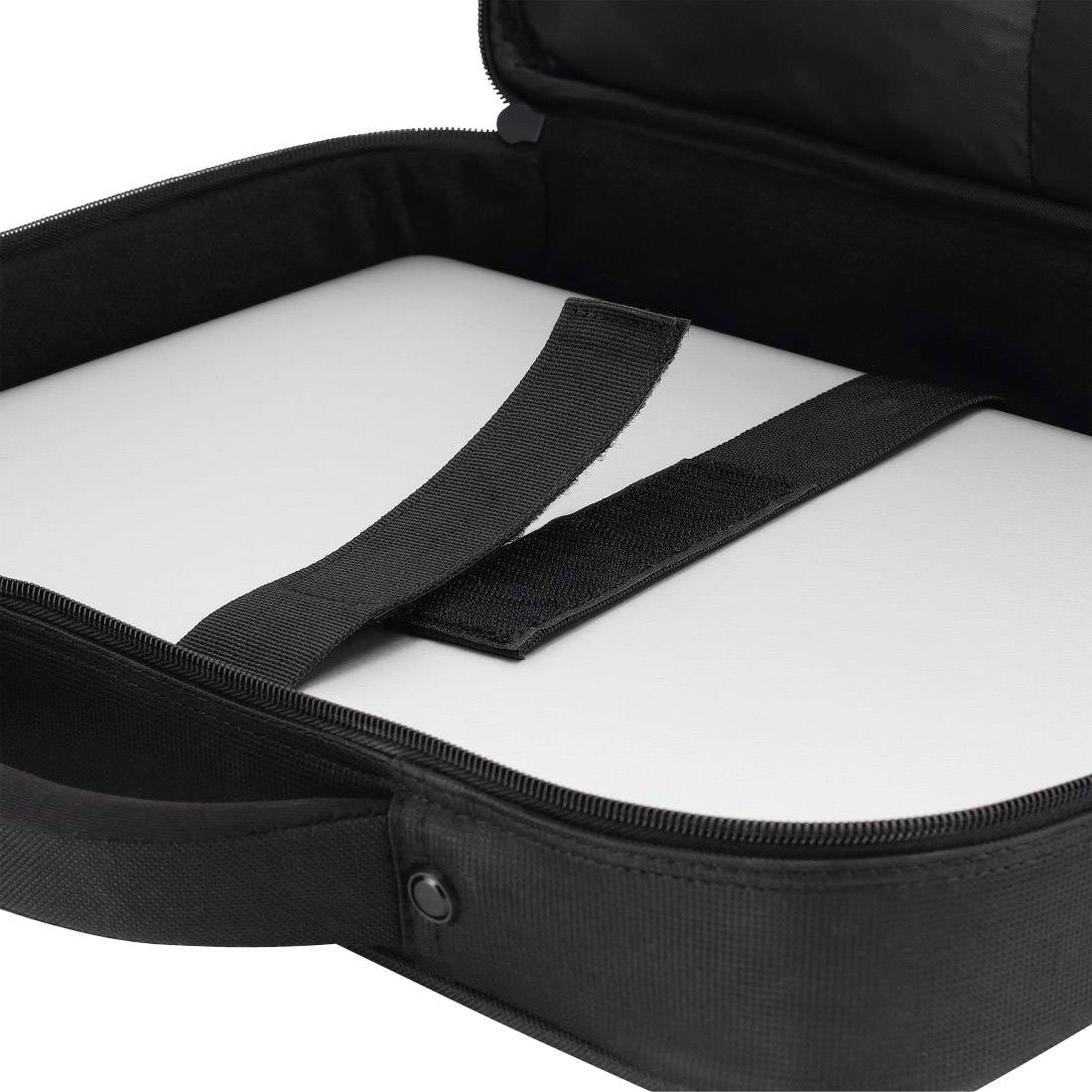 Eine geöffnete schwarze Laptoptasche mit Tragegriffen, die einen leeren, weißen Innenraum zeigt.