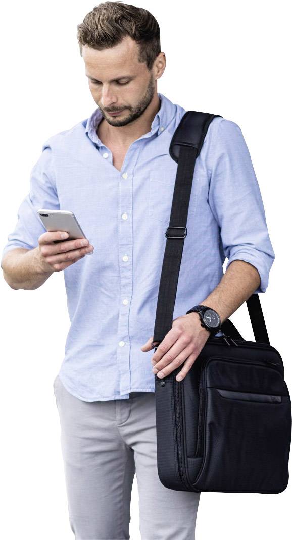 Ein Mann in einem blauen Hemd schaut auf sein Smartphone. Er trägt eine schwarze Umhängetasche und eine Armbanduhr.