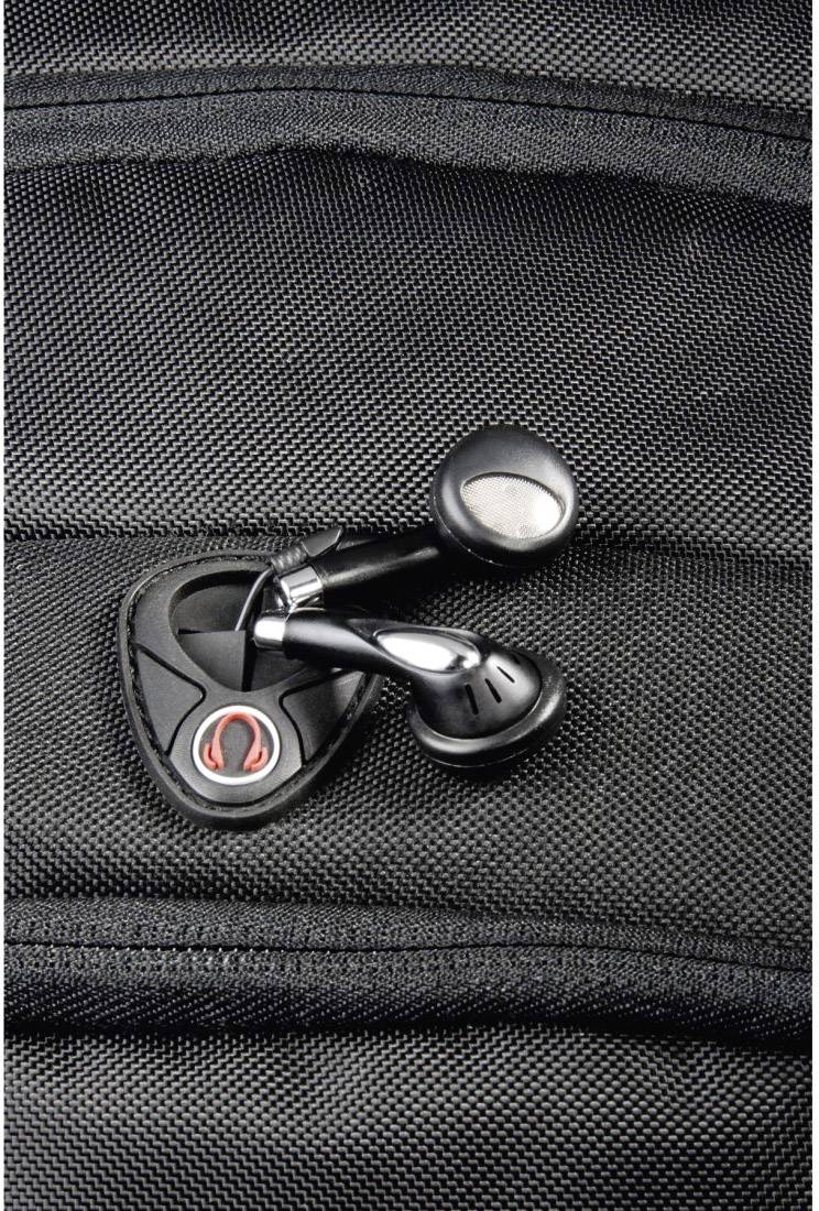 Ein Paar schwarze Kopfhörer ruht auf einem schwarzen Stoffhintergrund in einer Nahaufnahme.