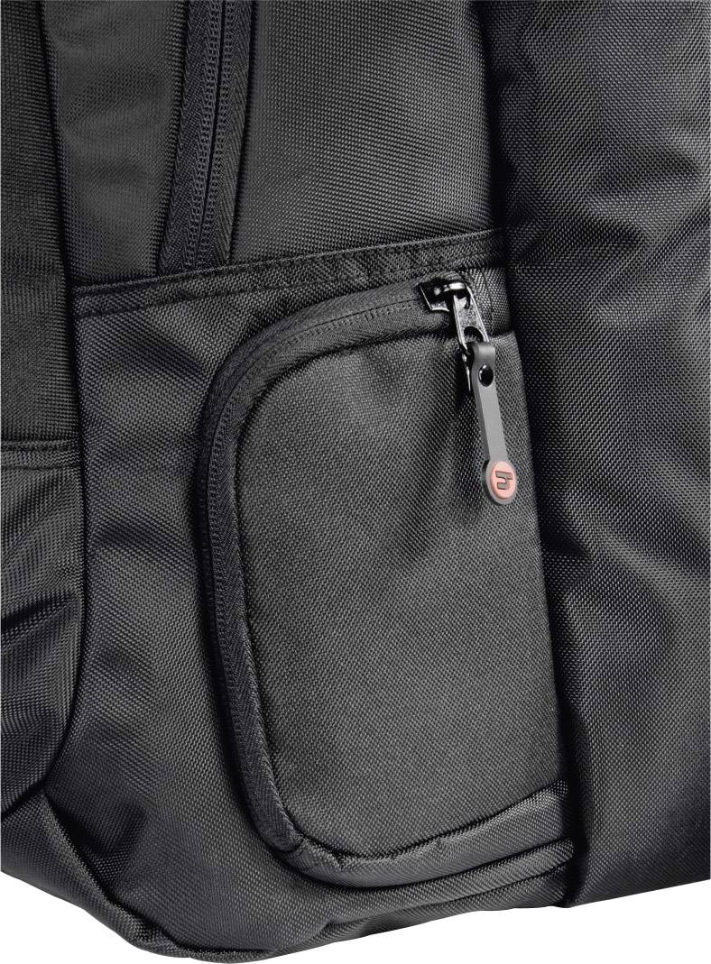 Schwarzer Rucksack-Detail, zeigt eine kleine Reißverschlusstasche mit einem Marken-Logo auf dem Reißverschlussgriff.