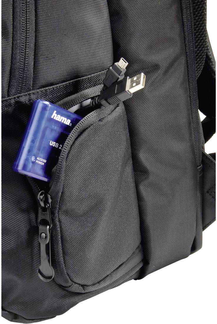 Schwarzer Rucksack mit offener Seitentasche, aus der ein blaues USB-Kabel und ein Adapter herausschauen.