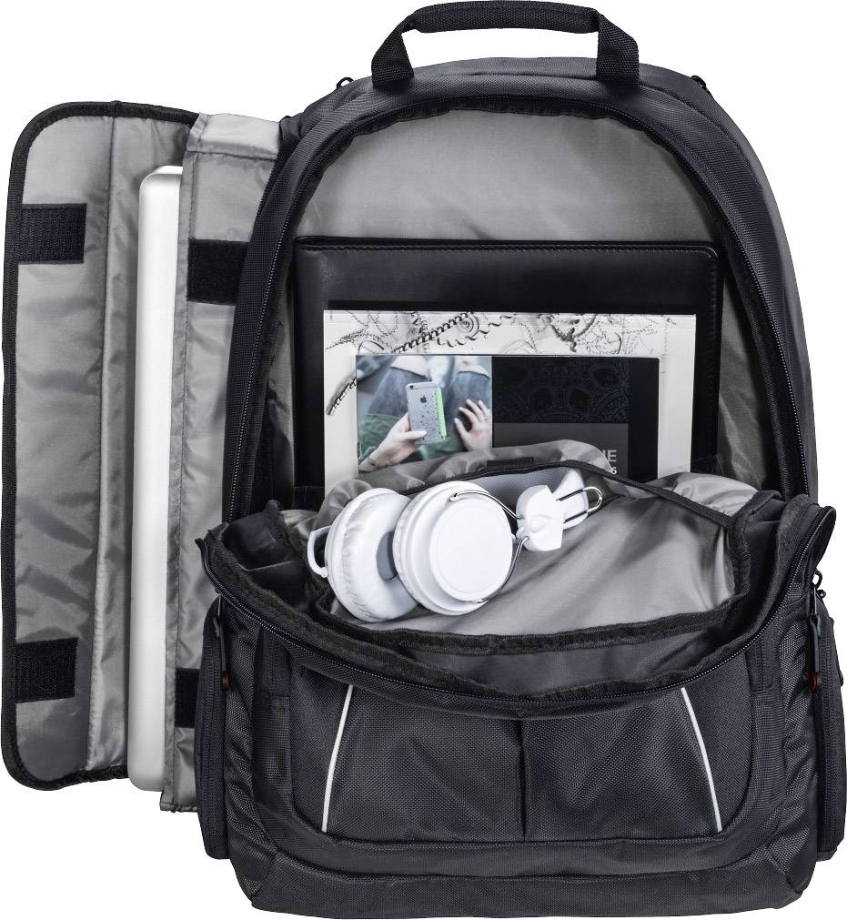 Ein offener schwarzer Rucksack mit einem Laptop-Fach, ein Tablet, ein Buch und ein Paar Kopfhörer im Hauptfach.