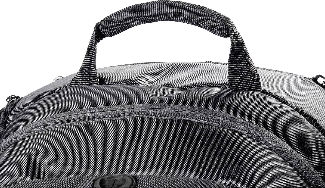 Schwarzer Rucksackgriff und oberer Teil eines Rucksacks aus Stoff, mit einem klar sichtbaren Reißverschluss.