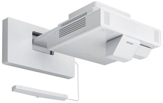 Ein weißer Epson-Projektor, montiert an einer Wandhalterung, zeigt nach vorne. Darunter befindet sich ein schmaler Sensorstab.