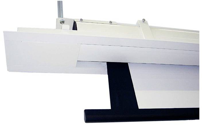 Projektorleinwand, die teilweise eingeklappt ist, zeigt mechanischen Aufbau und Halterung an der Decke.
