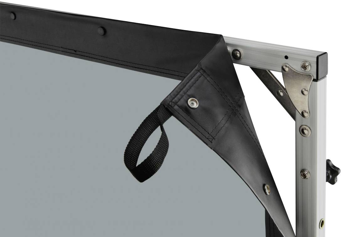 Ein Teil eines Aluminiumrahmens wird mit einer schwarzen Kunststoffabdeckung befestigt. Ein Gewebeband ist an der Abdeckung angebracht.