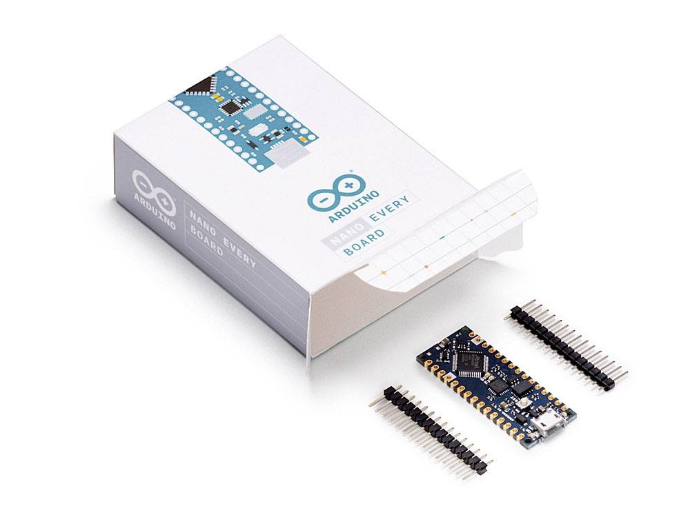 Arduino Nano Every-Set mit Board und Steckverbindern vor geöffneter Verpackung. Entwicklungsboard für Elektronikprojekte.