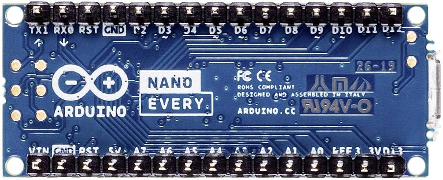 Arduino Nano Every Mikrocontroller-Platine mit 28 Pins, blauer Hintergrund. Markierungen für alle Pins und Anschlüsse sind sichtbar.