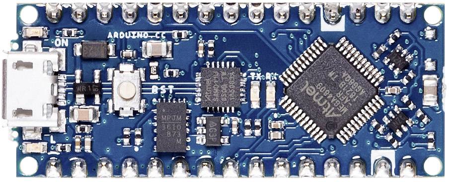 Ein kleiner Mikrocontroller, Arduino Nano, mit blauer Leiterplatte, verschiedenen Chips und USB-Anschluss, geeignet für Elektronikprojekte.