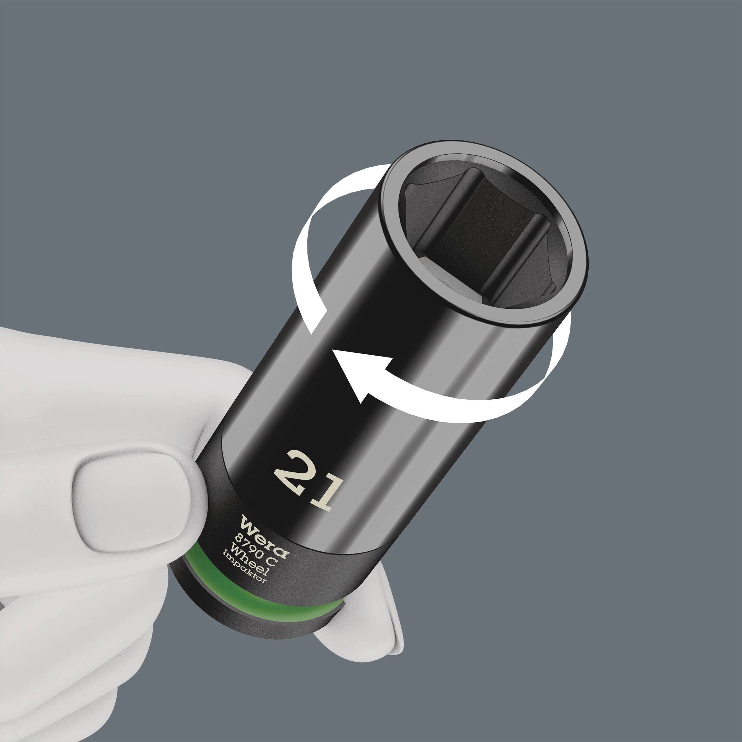 Eine Hand hält eine sechskantige 21-mm-Stecknuss, die für Radmuttern gedacht ist. Ein Pfeil zeigt die Drehbewegung an.