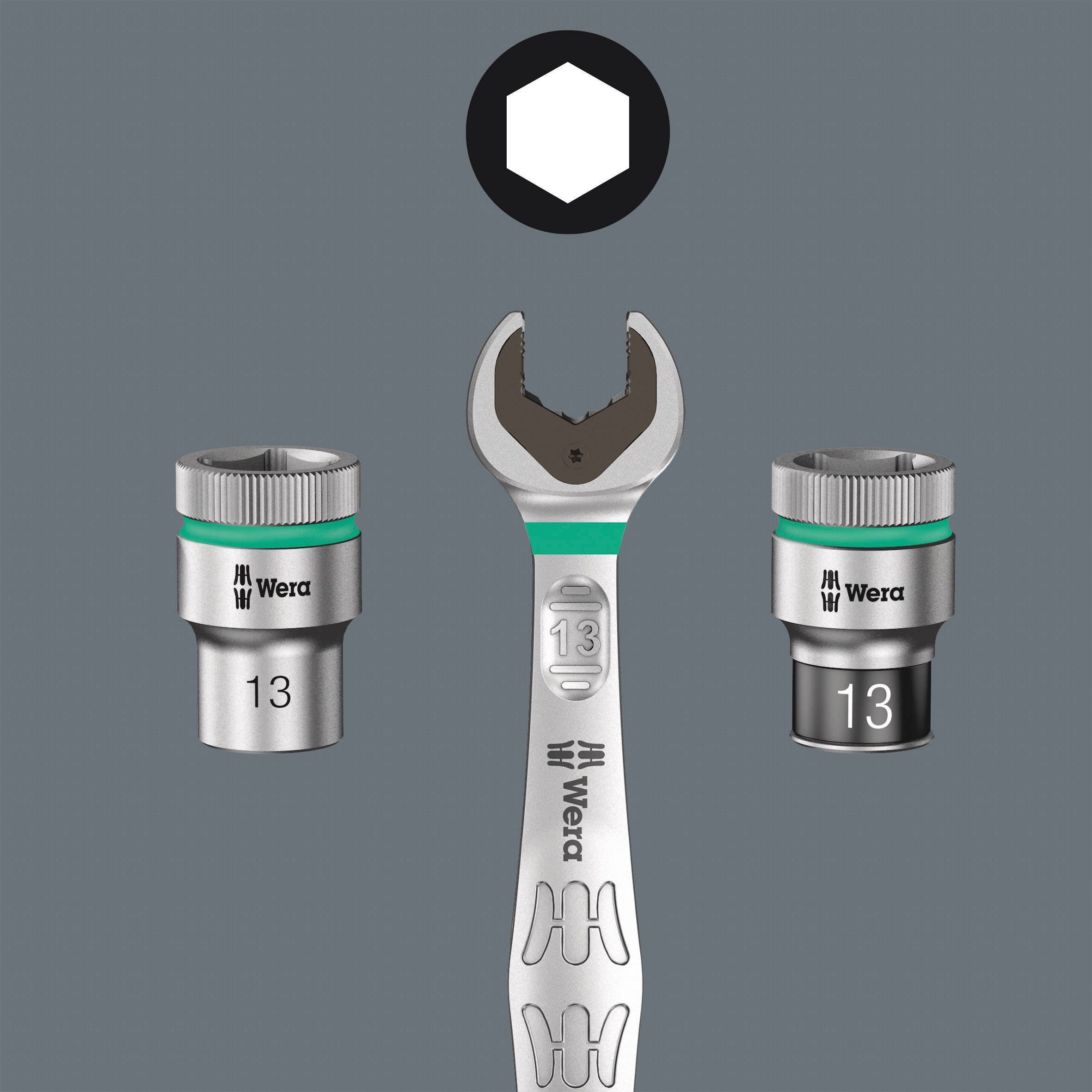 Zwei 13mm Wera-Schraubenschlüssel mit unterschiedlichem Design und ein passender Steckschlüsselaufsatz, auf grauem Hintergrund präsentiert.
