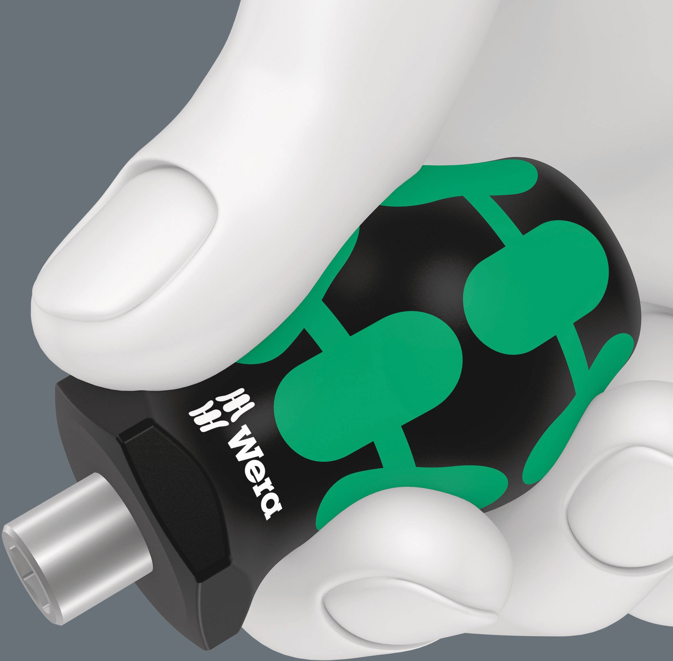 Eine Nahaufnahme eines weißen Handschuhs, der einen schwarz-grünen Schraubendreher-Griff hält. Darauf ist das Logo 'Wera' zu sehen.