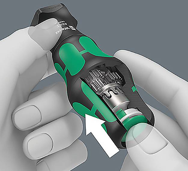 Hände demonstrieren einen Schraubendreher mit einem transparenten Abschnitt, der die inneren Zahnräder freilegt und dadurch seinen Mechanismus und sein ergonomisches Design veranschaulicht.