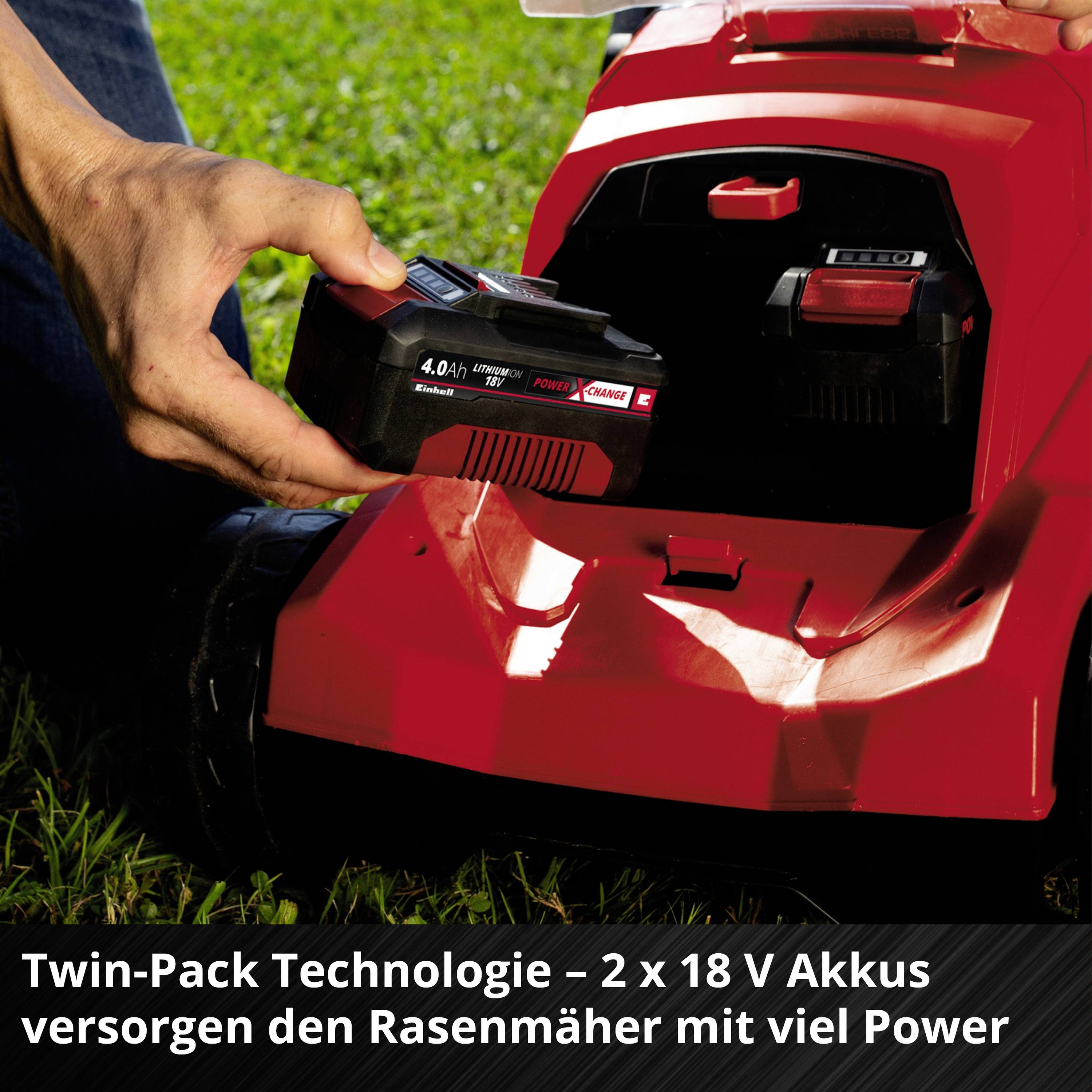Person legt Akku in roten Rasenmäher ein. Text auf dem Bild: 'Twin-Pack Technologie – 2 x 18 V Akkus versorgen den Rasenmäher mit viel Power'.