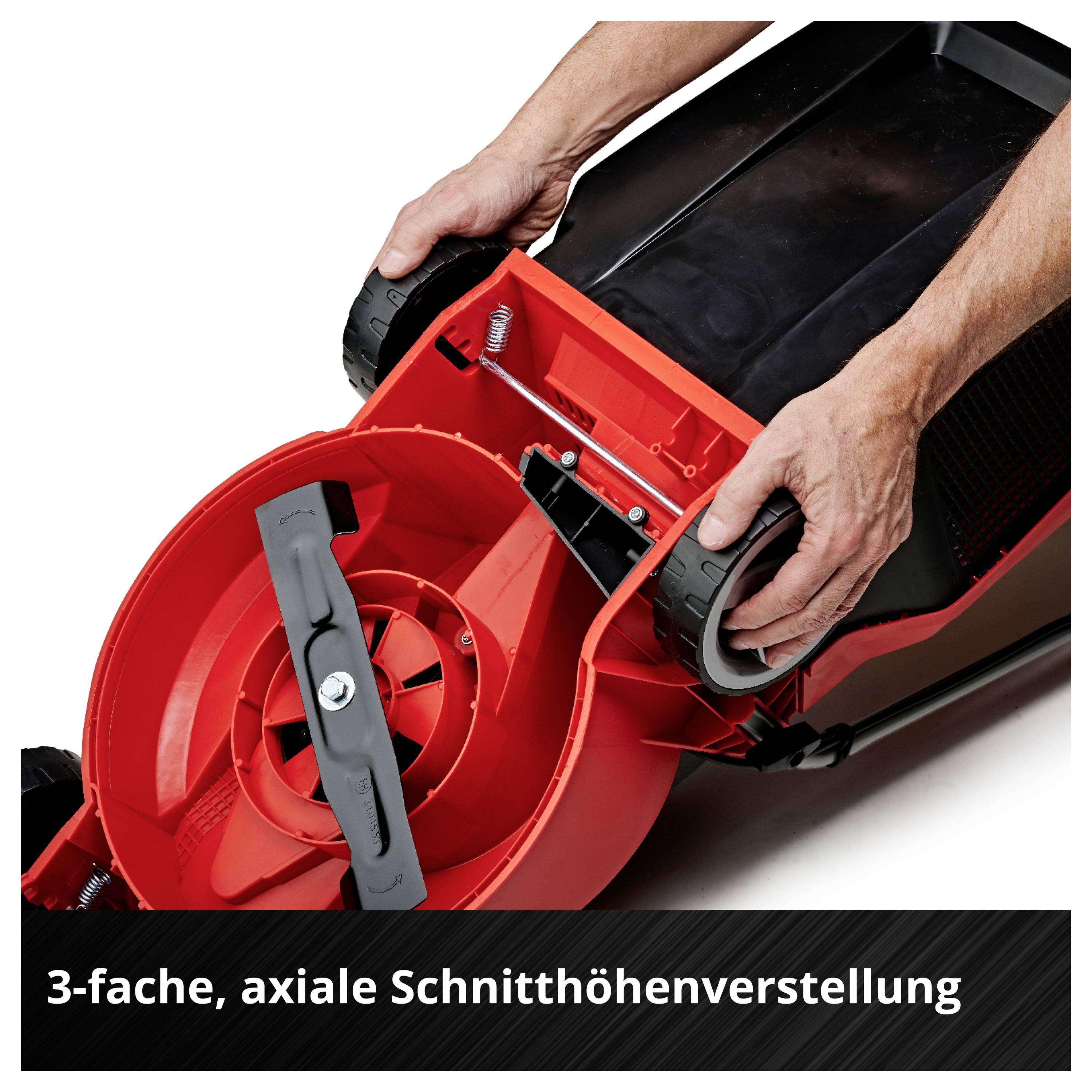 Ein Rasenmäher wird an den Hinterrädern eingestellt; Text: '3-fache, axiale Schnitthöhenverstellung'.
