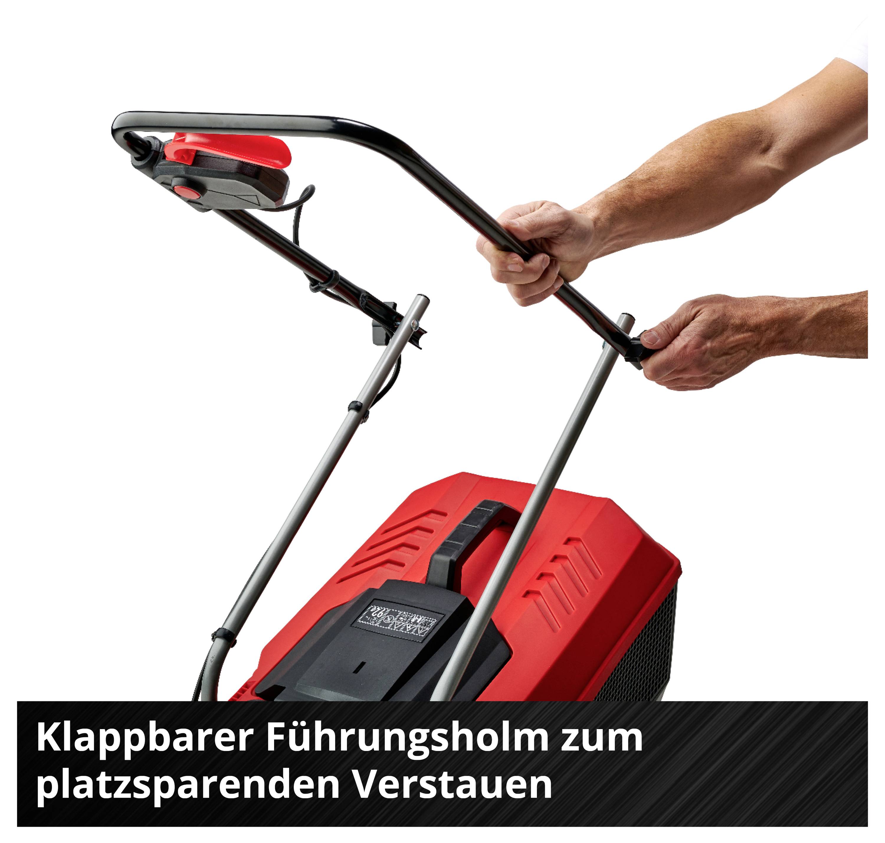 Person klappt den Führungsholm eines roten Rasenmähers nach unten; Hinweis: 'Klappbarer Führungsholm zum platzsparenden Verstauen'.