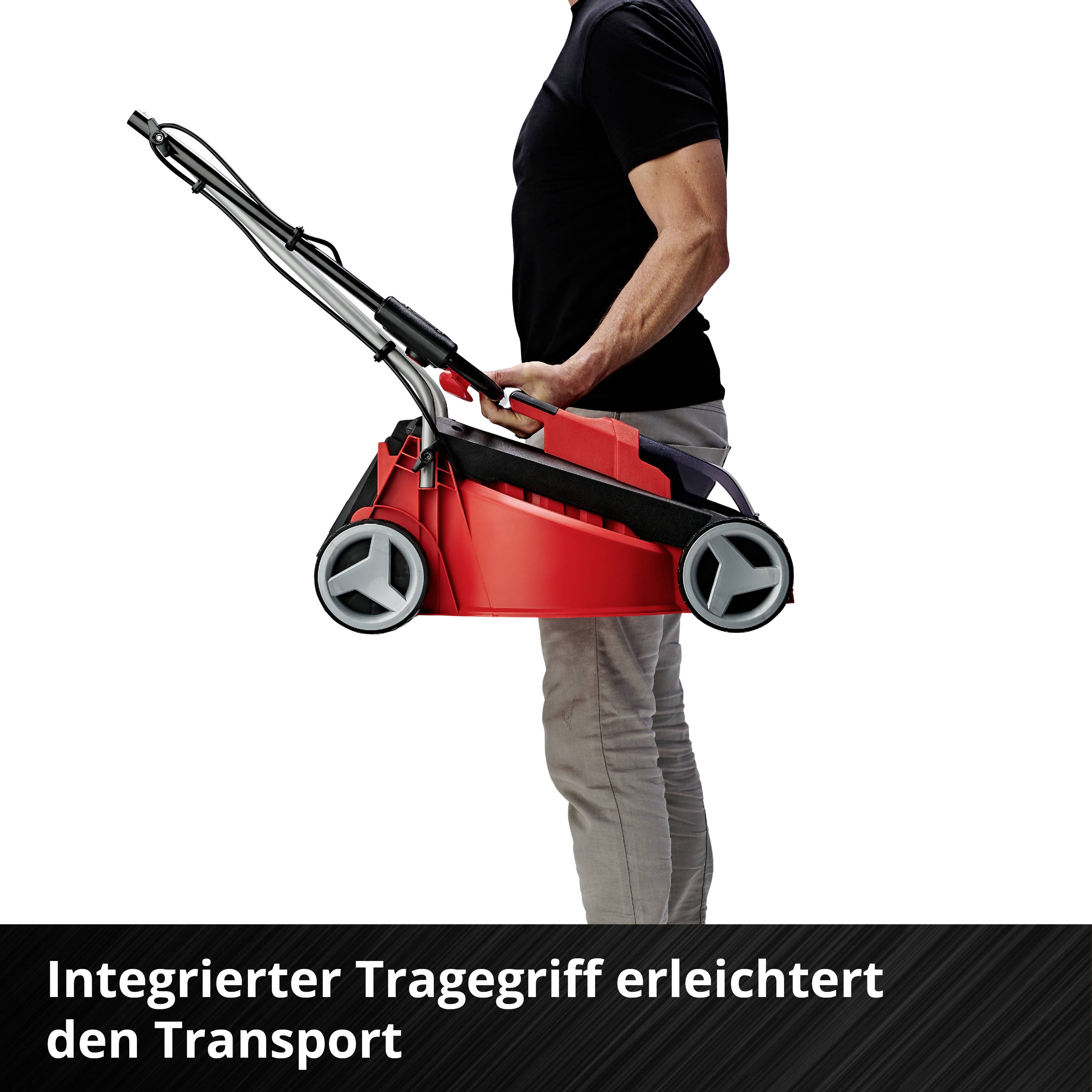 Person transportiert einen roten Rasenmäher mit eingebautem Tragegriff, der den Transport erleichtert.