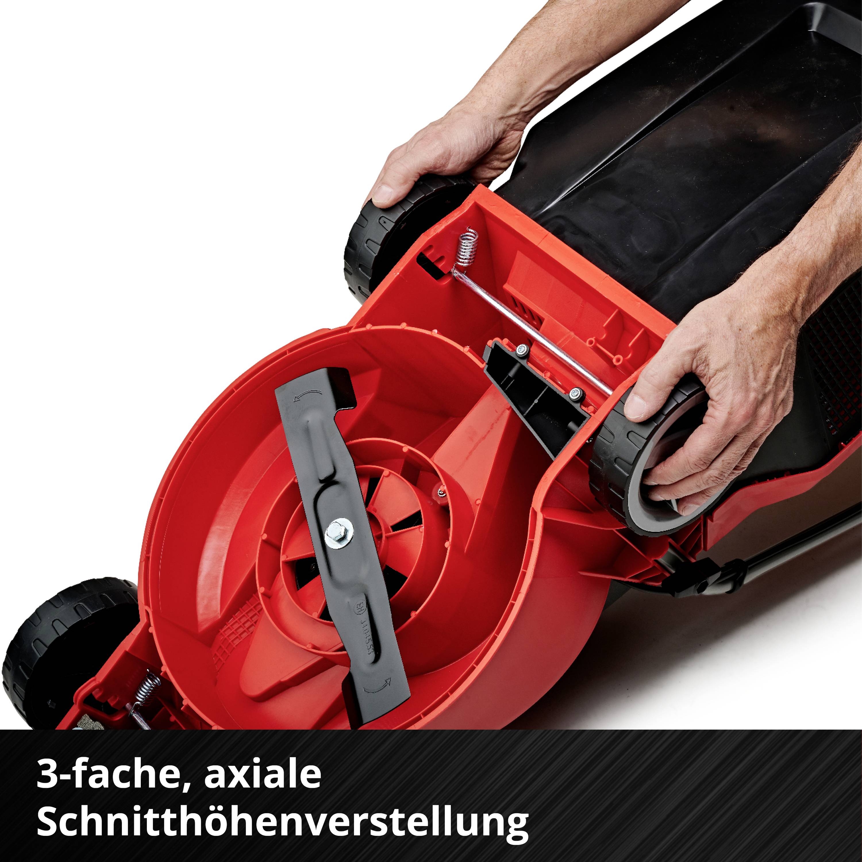 Roter Rasenmäher in Seitenansicht mit einer Person, die die dreifache, axiale Schnitthöhenverstellung demonstriert.