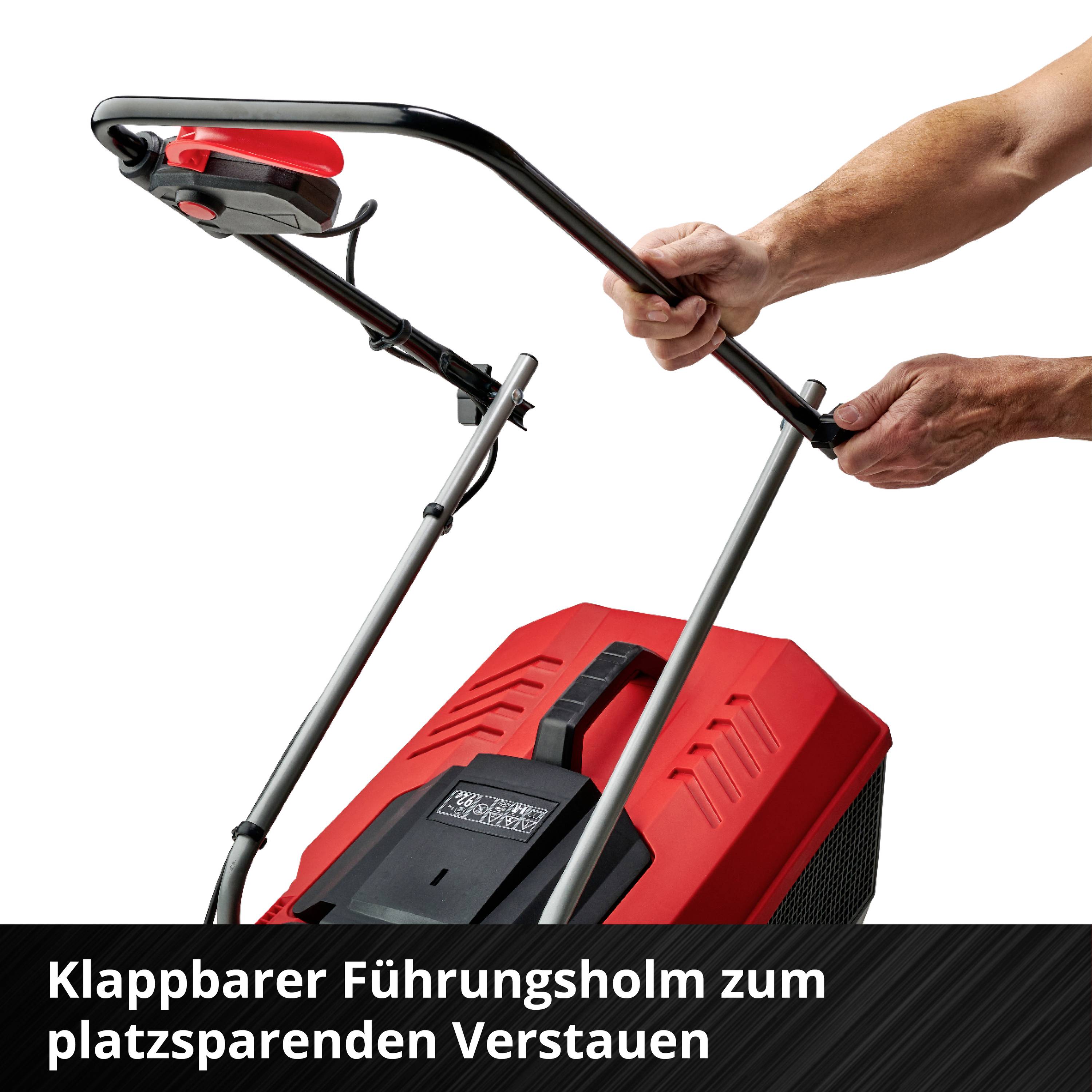 Männliche Hand faltet den Führungsholm eines Rasenmähers zusammen.