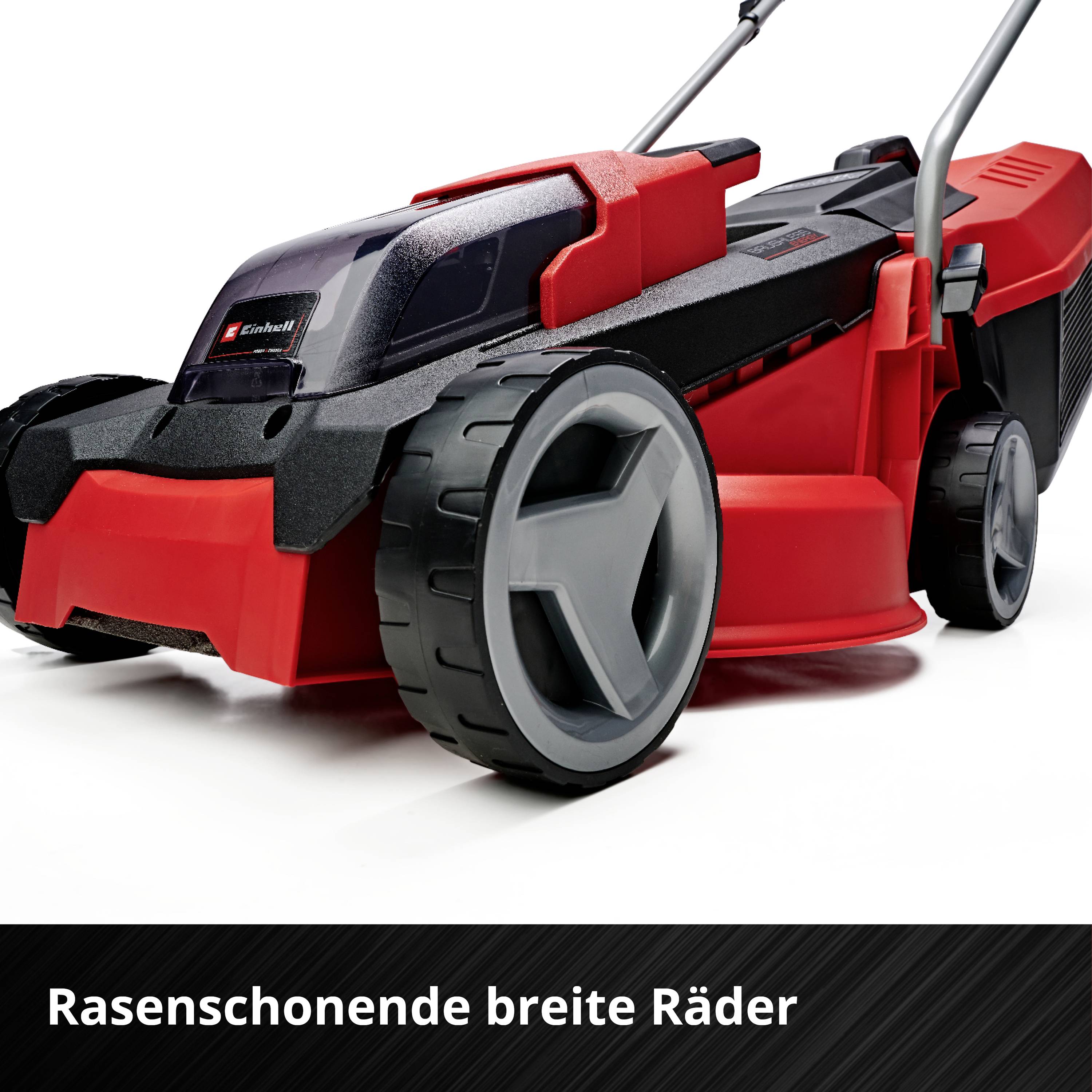Roter und schwarzer Rasenmäher mit großen, rasenschonenden Rädern auf weißem Hintergrund.