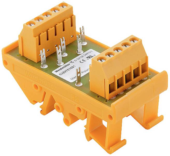 Oranger elektrischer Steckverbinder auf grünem Sockel mit mehreren Klemmen und Metallstiften; verwendet für industrielle Anwendungen.