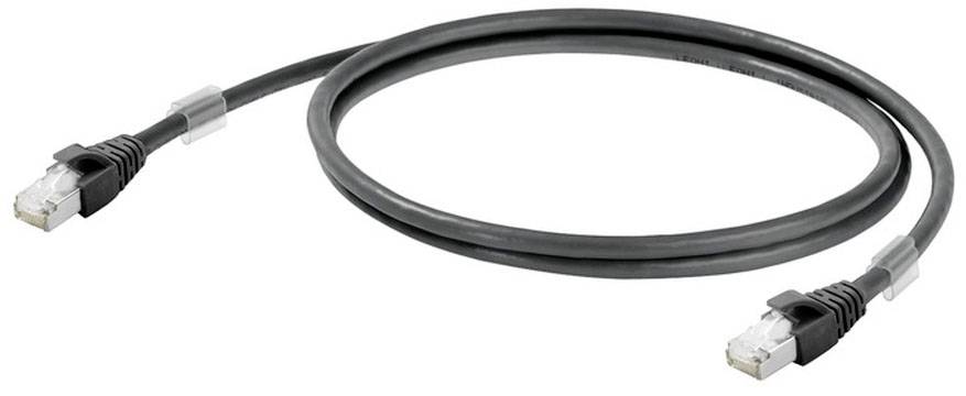 Ein schwarzes Ethernet-Kabel mit zwei RJ-45-Steckern an den Enden liegt auf einer weißen Oberfläche.