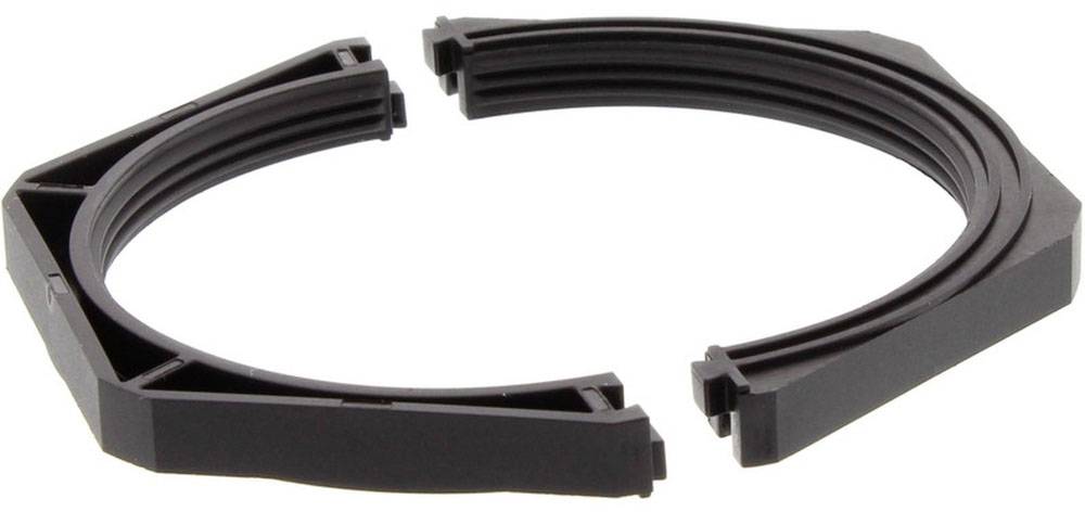 Zwei schwarze Kunststoffringe, halb geöffnet und lose verbunden, auf weißem Hintergrund. Sie scheinen Teil eines Mechanismus zu sein.