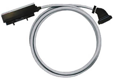 Ein graues Flachbandkabel mit breitem, schwarze Stecker auf beiden Enden, verwendet für die Datenübertragung in Computern.