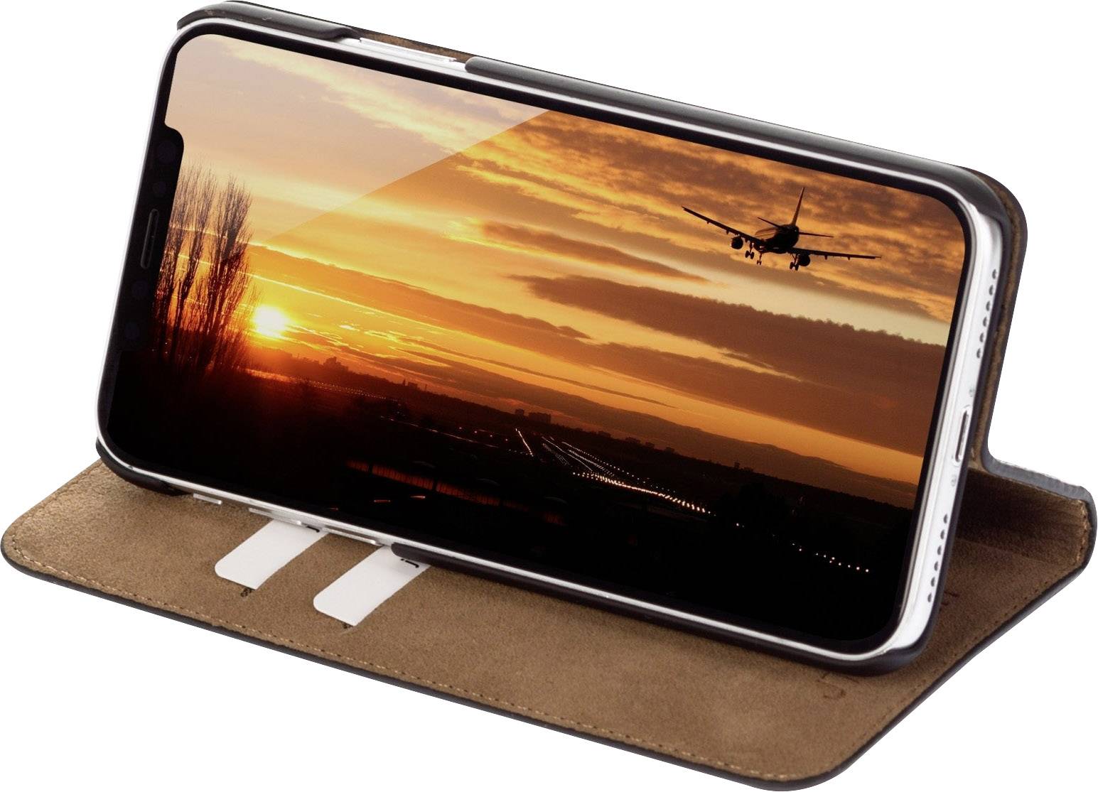 Smartphone in einer Hülle, zeigt ein Bild von einem Flugzeug, das bei Sonnenuntergang landet.